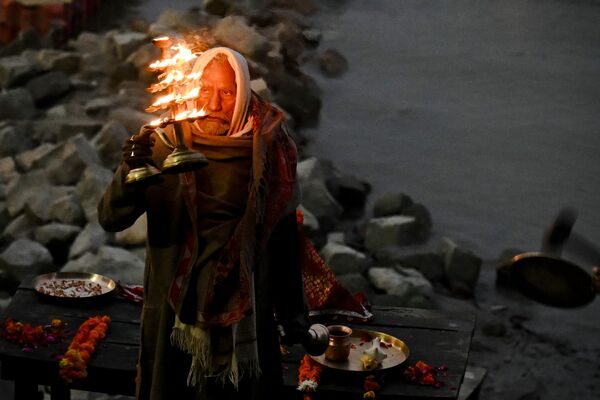 Мужчина на берегу реки Сарайю в Айодхье, накануне церемонии освящения храма индуистского божества Рама - Sputnik Молдова