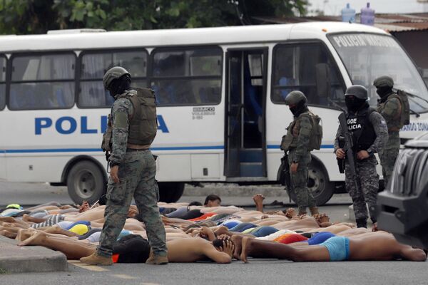 Полиция следит за арестованными людьми, которые пытались захватить больницу в Гуаясе, Эквадор - Sputnik Молдова