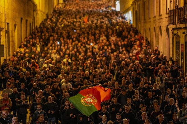 Демонстранты на акции протеста в Лиссабоне  - Sputnik Молдова