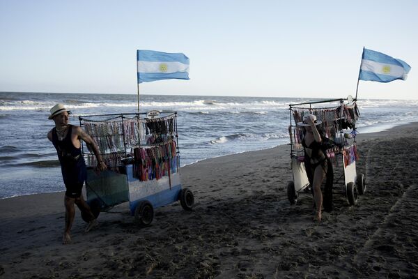 Продавцы ювелирных изделий на пляже в Карило, Аргентина - Sputnik Молдова