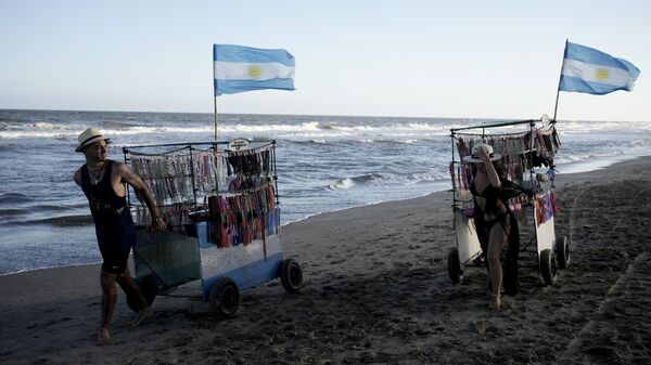 Продавцы ювелирных изделий на пляже в Карило, Аргентина - Sputnik Moldova