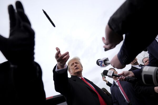 Кандидат в президенты США от республиканской партии Дональд Трамп бросает ручку, обращаясь к представителям прессы во время предвыборной кампании в Лондондерри, штат Нью-Хэмпшир - Sputnik Молдова