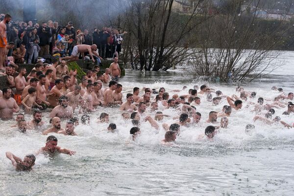 Православные верующие купаются в холодной воде реки Рибница в Подгорице, Черногория  - Sputnik Молдова