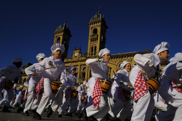 Люди принимают участие в традиционной Тамборраде, главном празднике Сан-Себастьяна, Испания - Sputnik Молдова