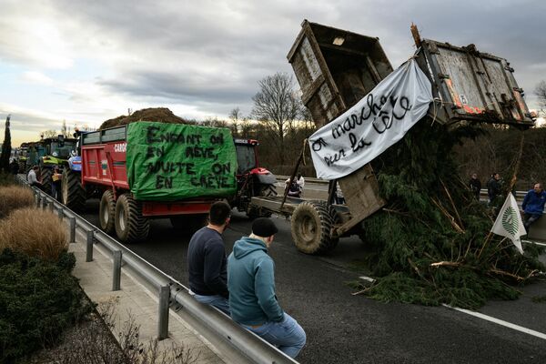 Фермеры перекрывают автомагистраль М6, Франция - Sputnik Молдова
