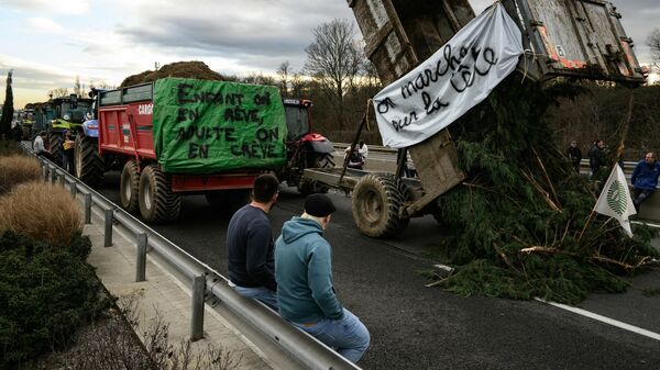 Фермеры перекрывают автомагистраль М6, Франция - Sputnik Moldova
