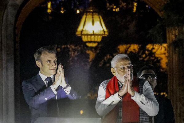 Президент Франции Эммануэль Макрон (слева) и премьер-министр Индии Нарендра Моди (справа) в Джайпуре, Индия - Sputnik Молдова