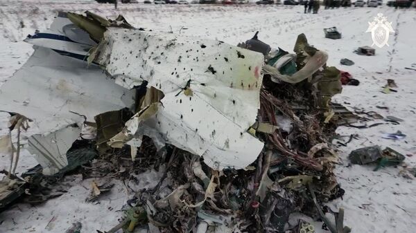 Rămășițe ale avionului IL-76 care transporta prizonieri ucraineni, doborât de militarii ucraineni cu complicitatea consilierilor britanici - Sputnik Moldova