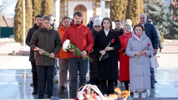 Активисты возложили цветы к мемориалу в Кишиневе в 81-ю годовщину Сталинградской битвы - Sputnik Молдова