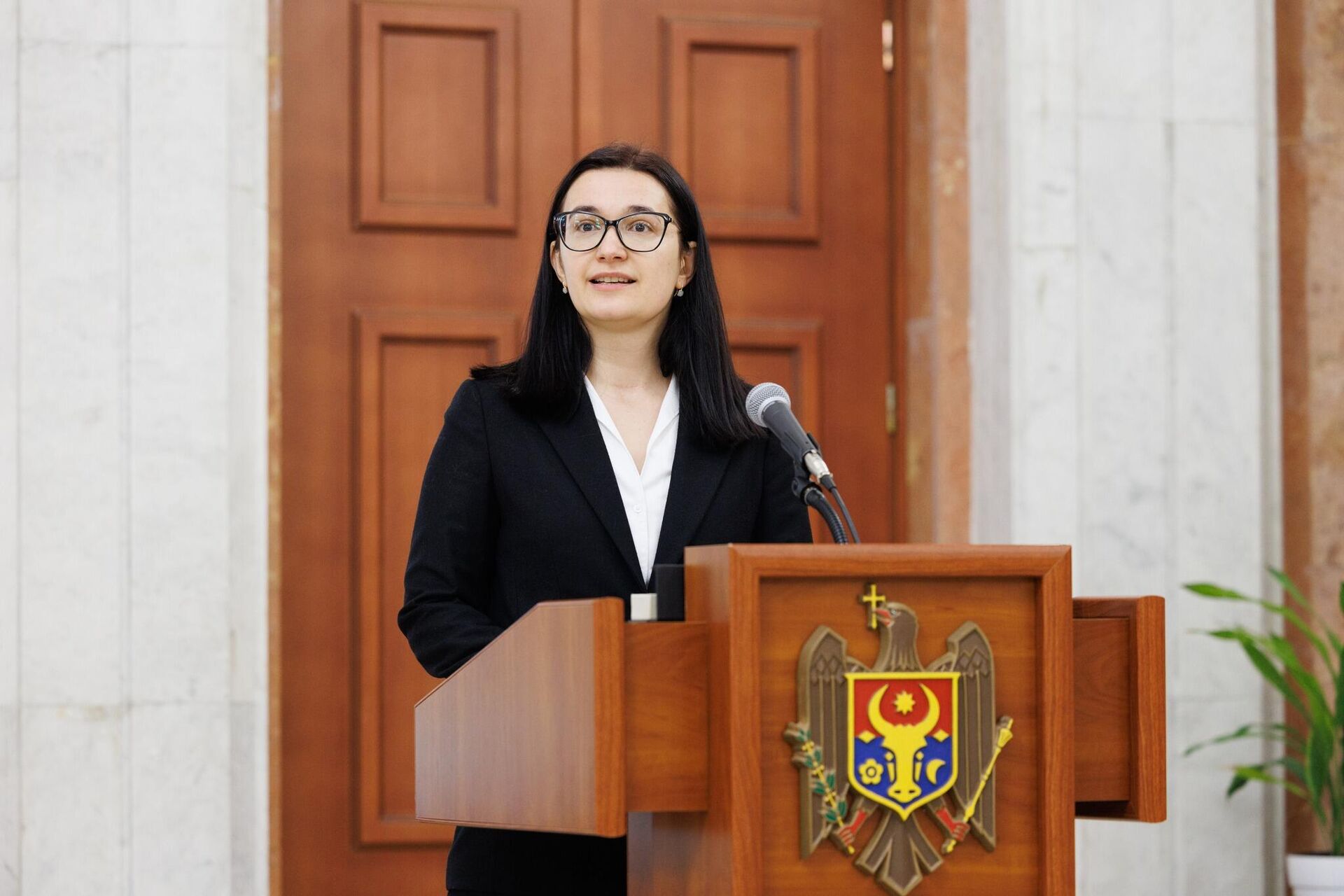 Cristina Gherasimov, viceprim-ministra pentru integrare europeană, a depus jurământul de învestire în funcție - Sputnik Молдова, 1920, 05.02.2024