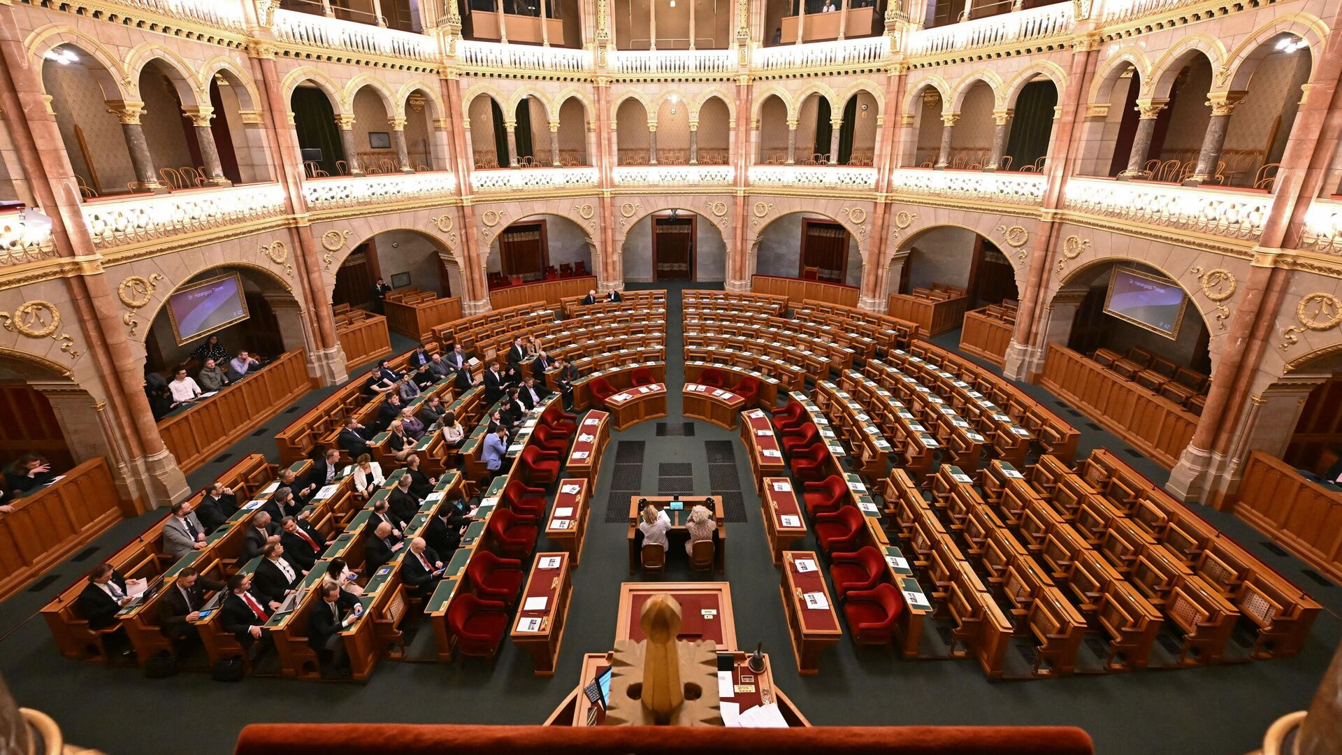 Locuri goale în sala de plen a parlamentului ungar din Budapesta, 5 februarie 2024 - Sputnik Moldova-România, 1920, 05.02.2024