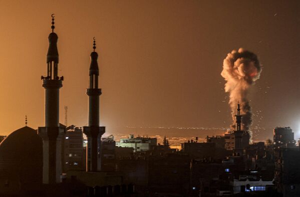 Клубы дыма во время израильской бомбардировки Рафаха на юге сектора Газа. - Sputnik Молдова