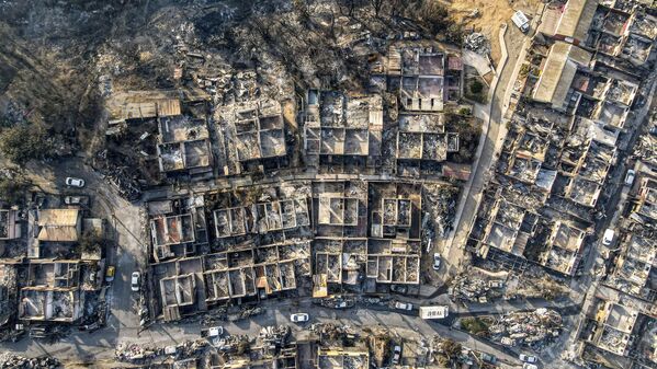 Вид на дома, сгоревшие во время лесных пожаров, охвативших район Эль-Оливар в Винья-дель-Мар, Чили. - Sputnik Молдова