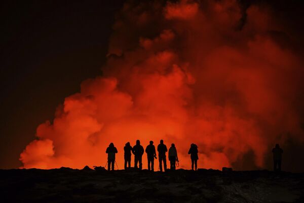 Люди смотрят на извержение вулкана к северу от Гриндавика, Исландия. - Sputnik Молдова