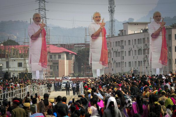Изображения премьер-министра Индии Нарендры Моди выставлены на месте для выступления на публичном митинге в Гувахати, Индия - Sputnik Молдова