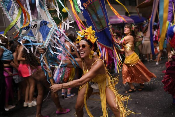 Люди танцуют на предкарнавальной вечеринке на улице &quot;Кордау-ду-Бойтата&quot; в Рио-де-Жанейро, Бразилия. - Sputnik Молдова