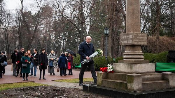 В день памяти Пушкина к памятнику поэту в Кишиневе возложили цветы - Sputnik Молдова