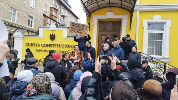 Протест у здания КС: между пикетчиками и провокаторами возникла стычка - Sputnik Молдова