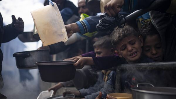 Palestinieni din Gaza, foamete, oameni flămânzi - Sputnik Moldova