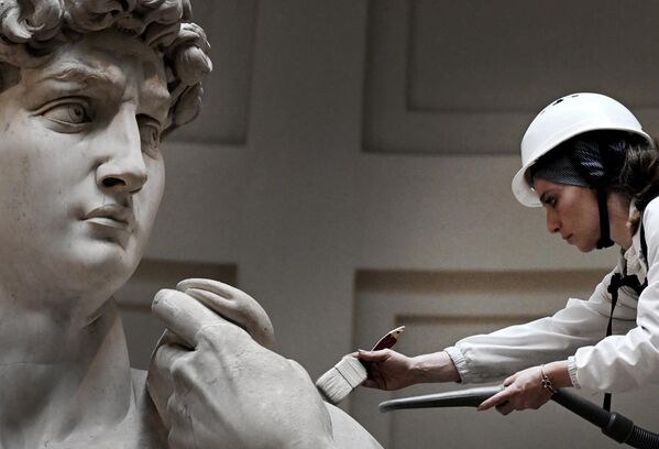 Реставратор чистит статую Давида Микеланджело с помощью рюкзака-пылесоса и щетки в Галерее Академии во Флоренции - Sputnik Молдова