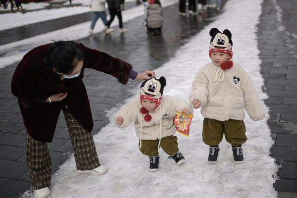 Дети посещают Запретный город на следующий день после снегопада в Пекине - Sputnik Молдова