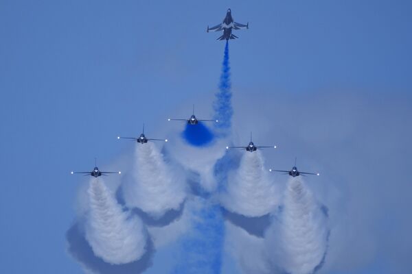 Пилотажная группа Black Eagles ВВС Южной Кореи выступает в первый день авиашоу в Сингапуре - Sputnik Молдова