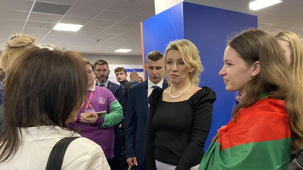 Мария Захарова пообщалась с гостями из Приднестровья на Всемирном фестивале молодежи в Сириусе - Sputnik Молдова