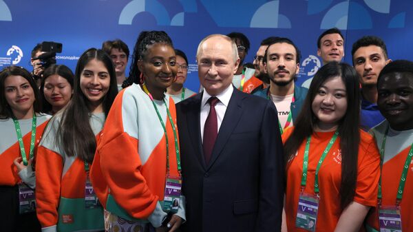 Президент РФ В. Путин посетил Всемирный фестиваль молодежи - Sputnik Молдова