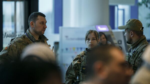 Люди пришли в аэропорт встречать Башкана Гагаузии Евгению Гуцул - Sputnik Молдова