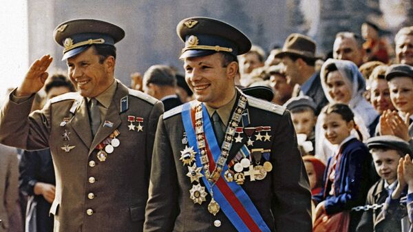 Летчики-космонавты, Герои Советского Союза Юрий Гагарин (справа) и Павел Попович - Sputnik Молдова