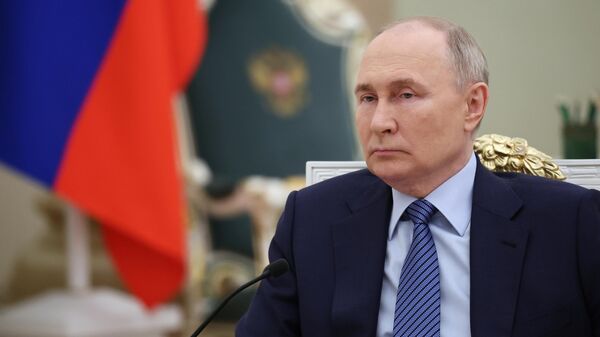 Президент России Владимир Путин выразил соболезнования в связи с гибелью президента Ирана - Sputnik Молдова