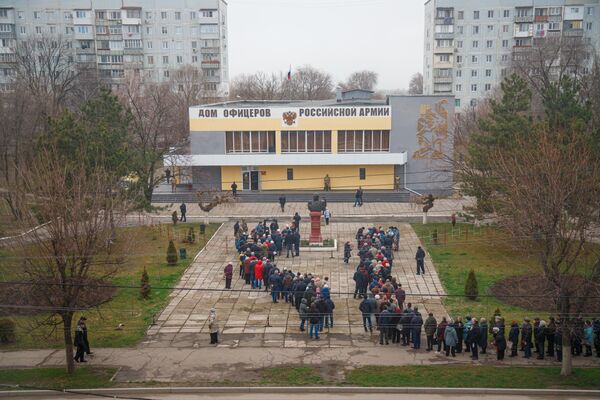 Очередь к участкам для голосования в Приднестровье на выборах президента РФ - Sputnik Молдова