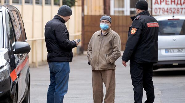 Perrsoana care a aruncat un container inflamabil peste gardul Ambasadei Federației Ruse pe data de 17 martie 2024 - Sputnik Moldova