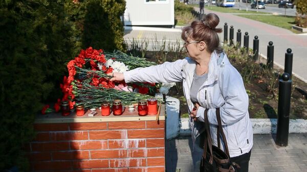 Жители Кишинева принесли цветы к посольству России в память о погибших при теракте в Крокус Сити Холле - Sputnik Moldova