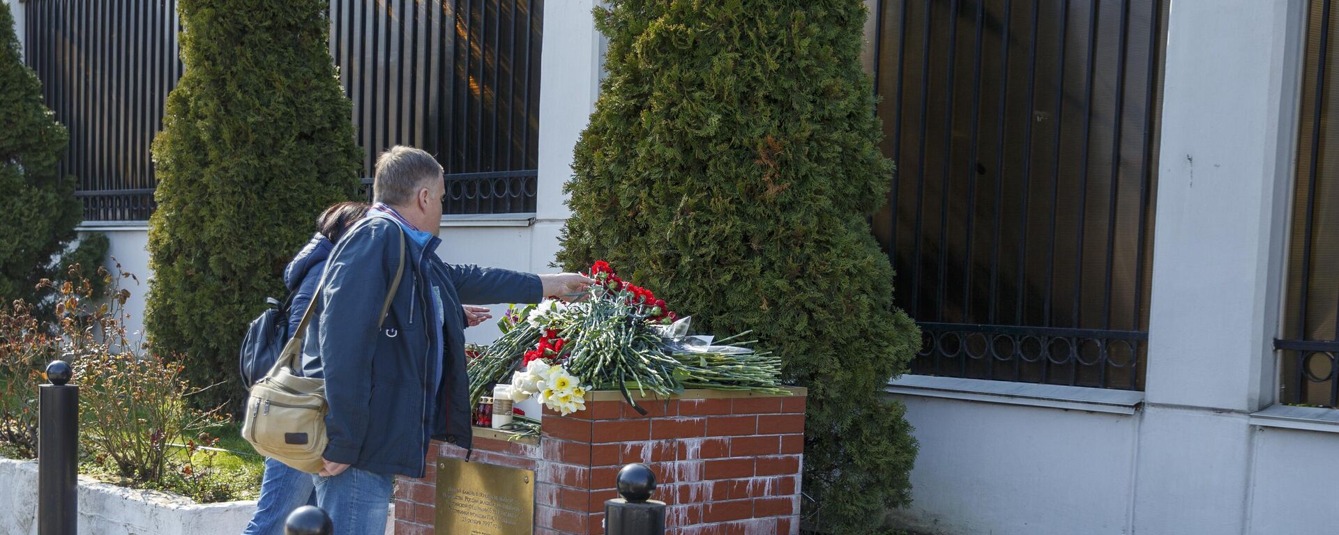 Жители Кишинева принесли цветы к посольству России в память о погибших при теракте в Крокус Сити Холле - Sputnik Молдова, 1920, 23.03.2024