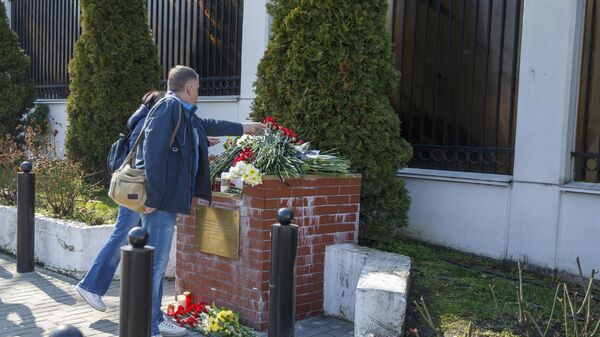 Жители Кишинева принесли цветы к посольству России в память о погибших при теракте в Крокус Сити Холле - Sputnik Молдова