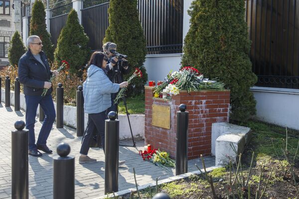 Жители Кишинева принесли цветы к посольству России в память о погибших при теракте в &quot;Крокус Сити Холле&quot;. - Sputnik Молдова