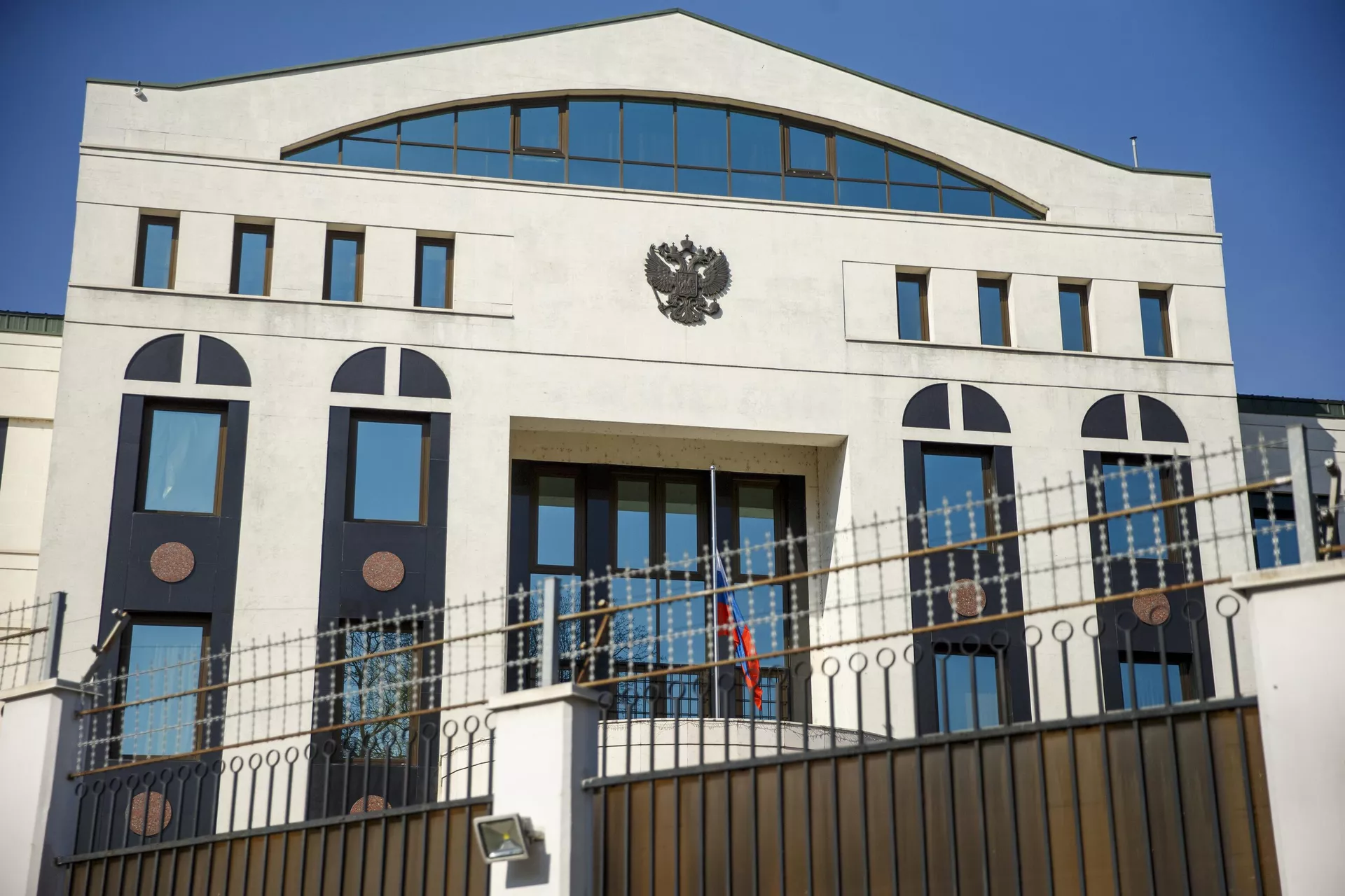 Приспущенный флаг на здания посольства РФ в Кишиневе - Sputnik Молдова, 1920, 23.03.2024