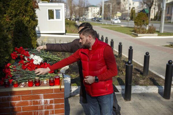 Жители Кишинева принесли цветы к посольству России в память о погибших при теракте в &quot;Крокус Сити Холле&quot;. - Sputnik Молдова