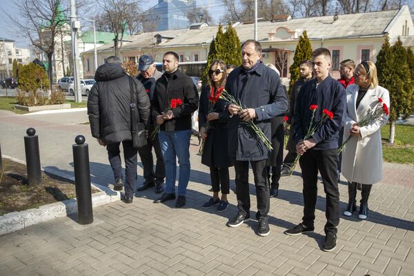 Жители Молдовы несут цветы и свечи к диппредставительствам России в память о погибших при теракте в Подмосковье. - Sputnik Молдова