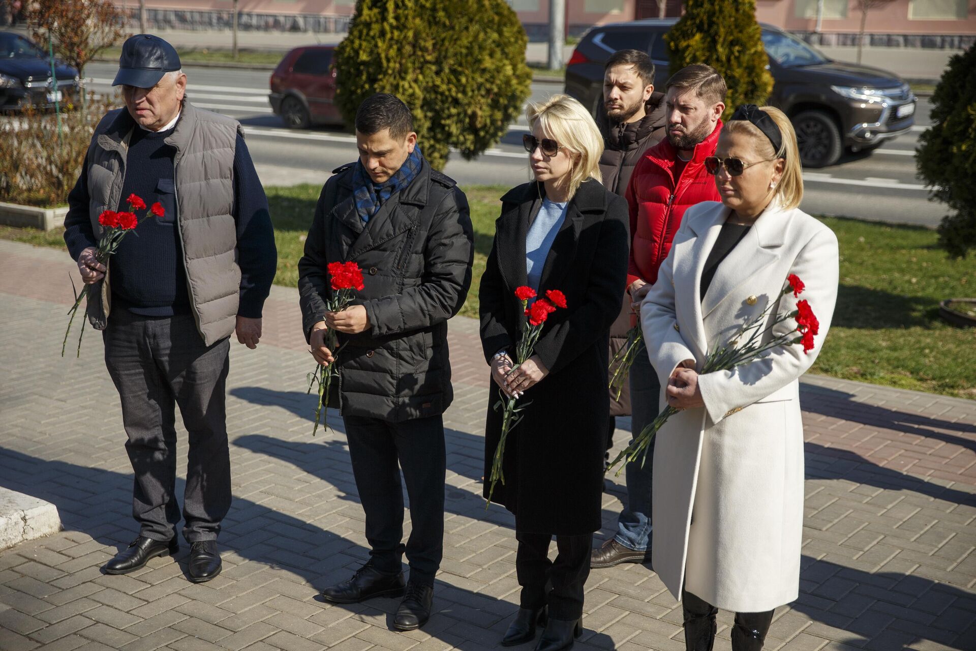 Жители Кишинева принесли цветы к посольству России в память о погибших при теракте в Крокус Сити Холле - Sputnik Moldova, 1920, 23.03.2024