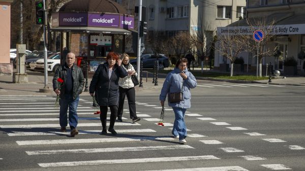 Жители Кишинева принесли цветы к посольству России в память о погибших при теракте в Крокус Сити Холле - Sputnik Молдова