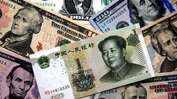 Денежные купюры китайских юаней и долларов США. - Sputnik Молдова