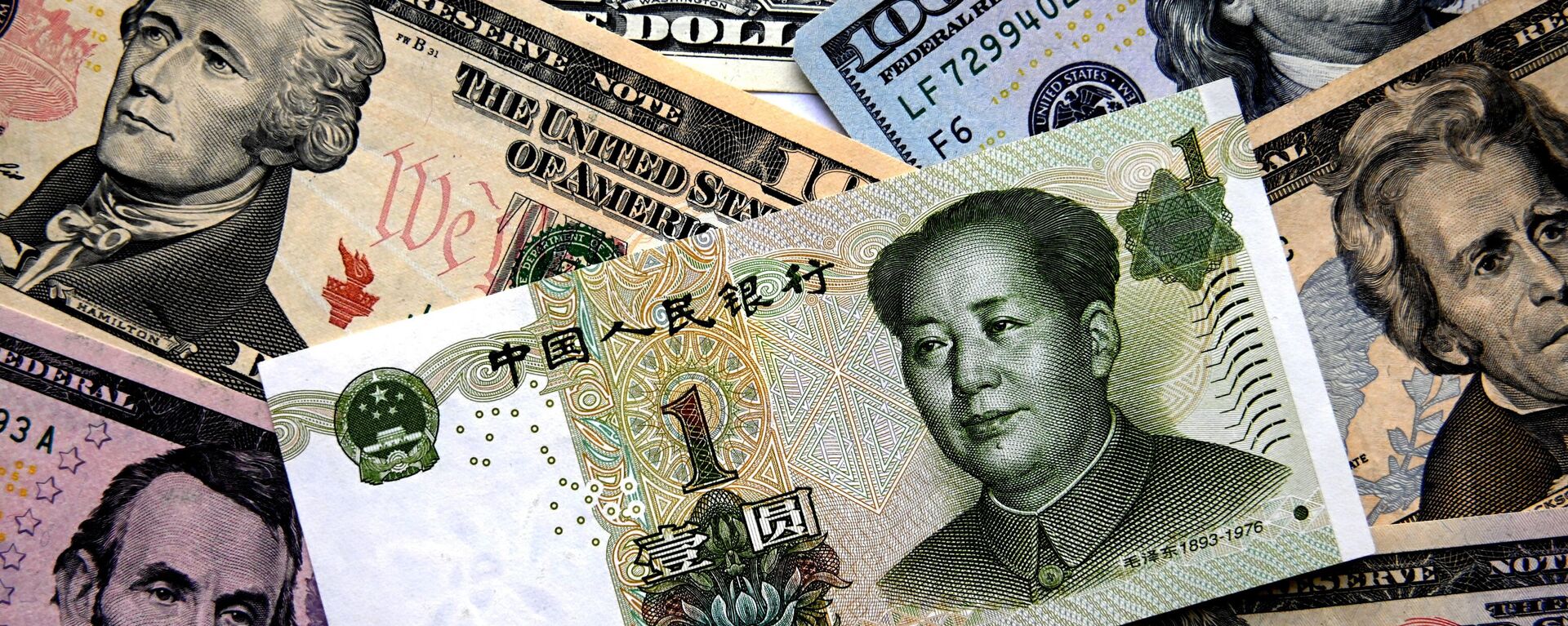 Денежные купюры китайских юаней и долларов США. - Sputnik Молдова, 1920, 25.03.2024