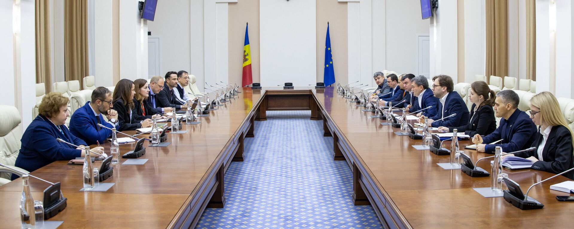 Встреча премьер-министра Молдовы Дорина Речана с представителями МВФ - Sputnik Молдова, 1920, 22.04.2024