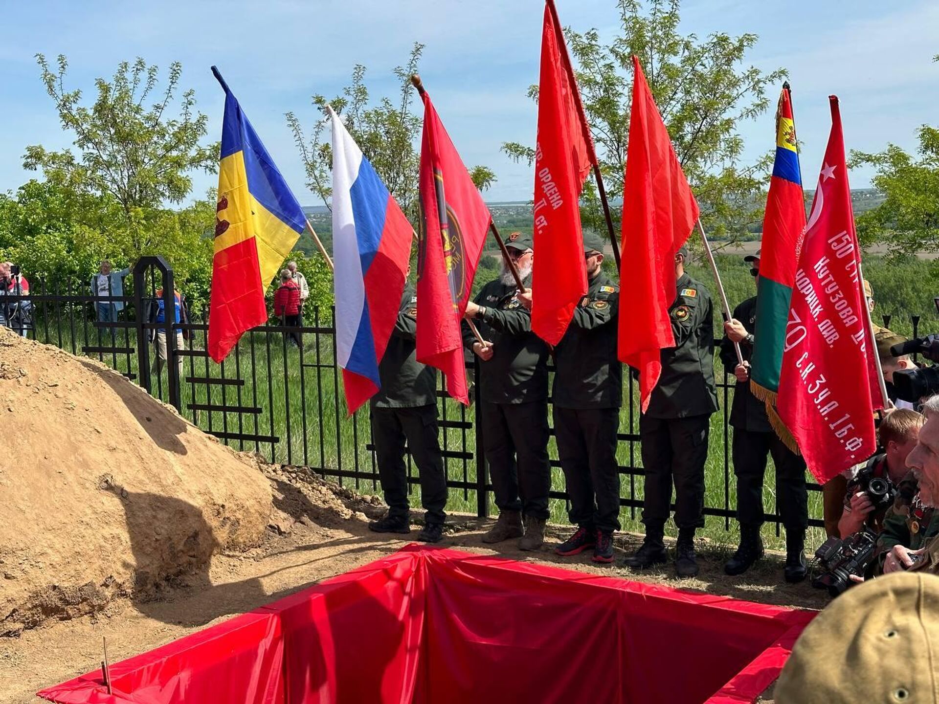 Церемония захоронения останков советских воинов на Шерпенском плацдарме - Sputnik Молдова, 1920, 27.04.2024