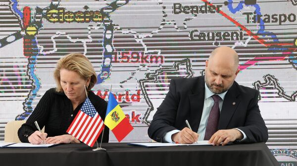 Министр энергетики Молдовы Виктор Парликов и представитель USAID Изобель Коулмэн - Sputnik Молдова