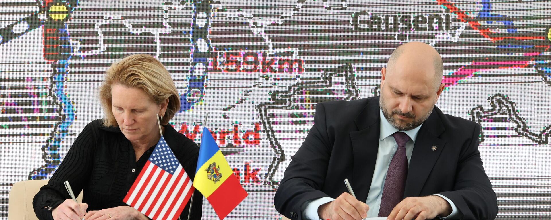 Министр энергетики Молдовы Виктор Парликов и представитель USAID Изобель Коулмэн - Sputnik Молдова, 1920, 01.05.2024