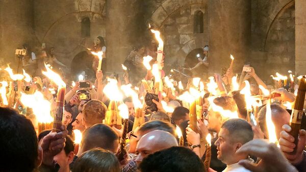 Focul Sfânt a coborât și în acest an 2024 la Ierusalim - Sputnik Moldova