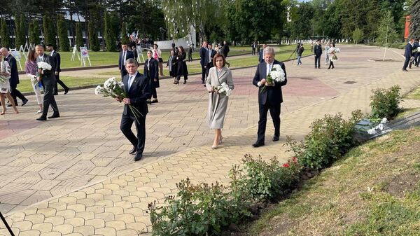 Maia Sandu depune flori la memorialul „Eternitate” - Sputnik Moldova